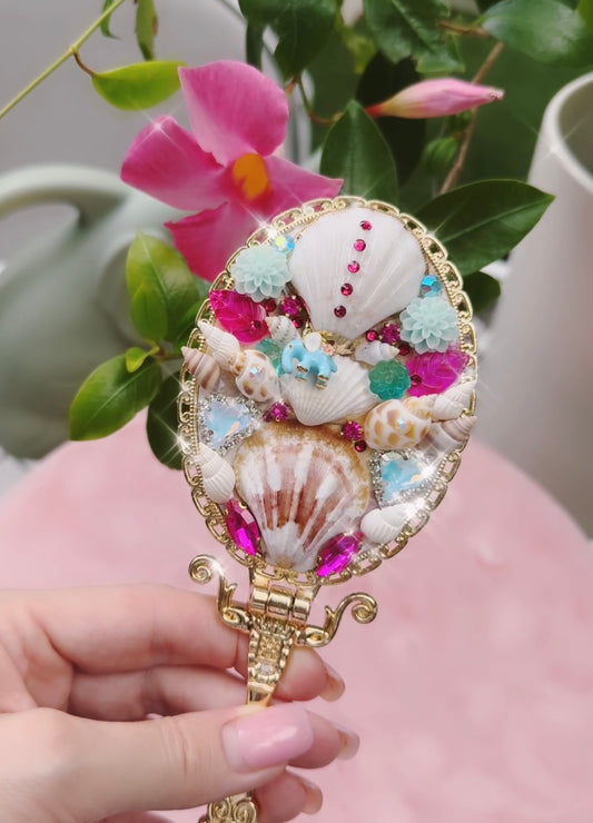 'Etty's Electric Bloom' – Gold Seashell Mirror