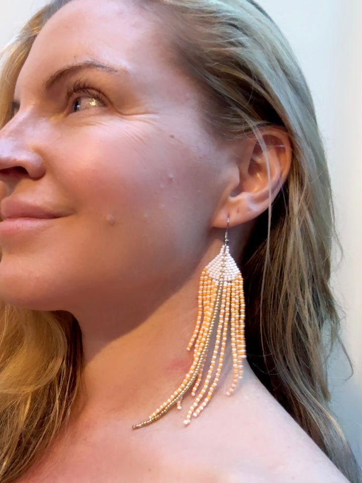 Boucles d'oreilles chandelier artisanales en perles de rocaille orange et blanc oursin