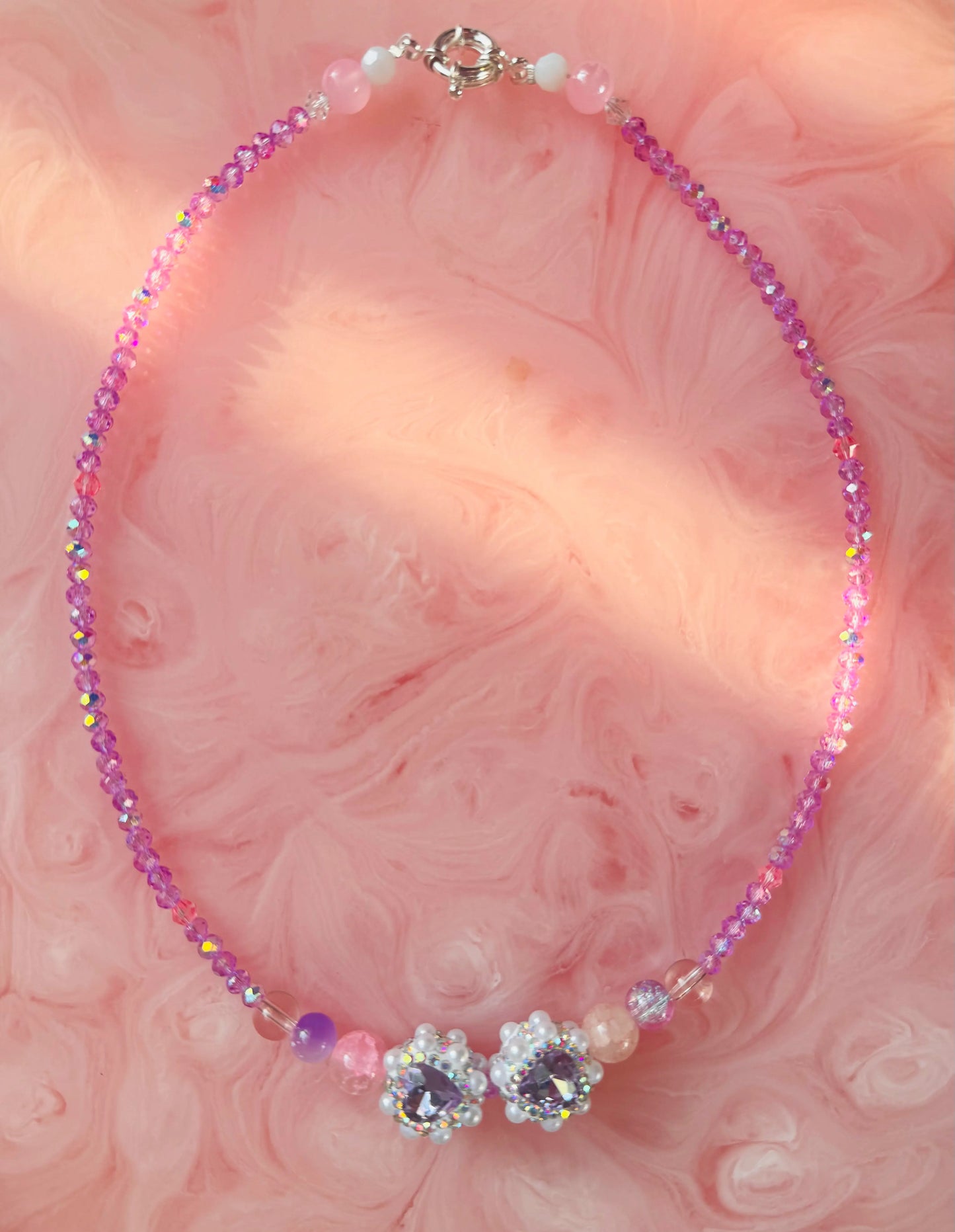 スワロフスキークリスタルを使用したハンドメイドのビーズネックレス