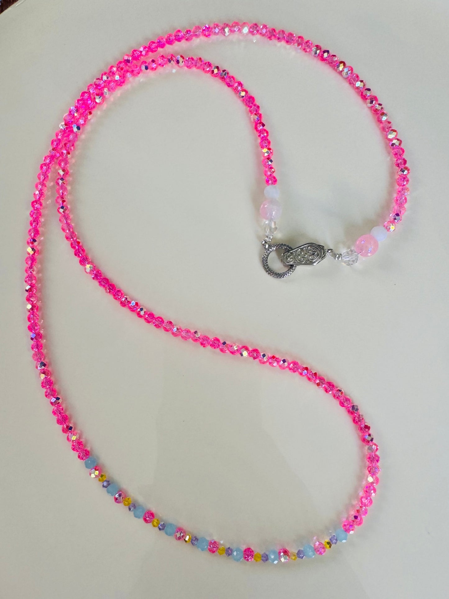 スワロフスキークリスタルを使用したハンドメイドのビーズネックレス