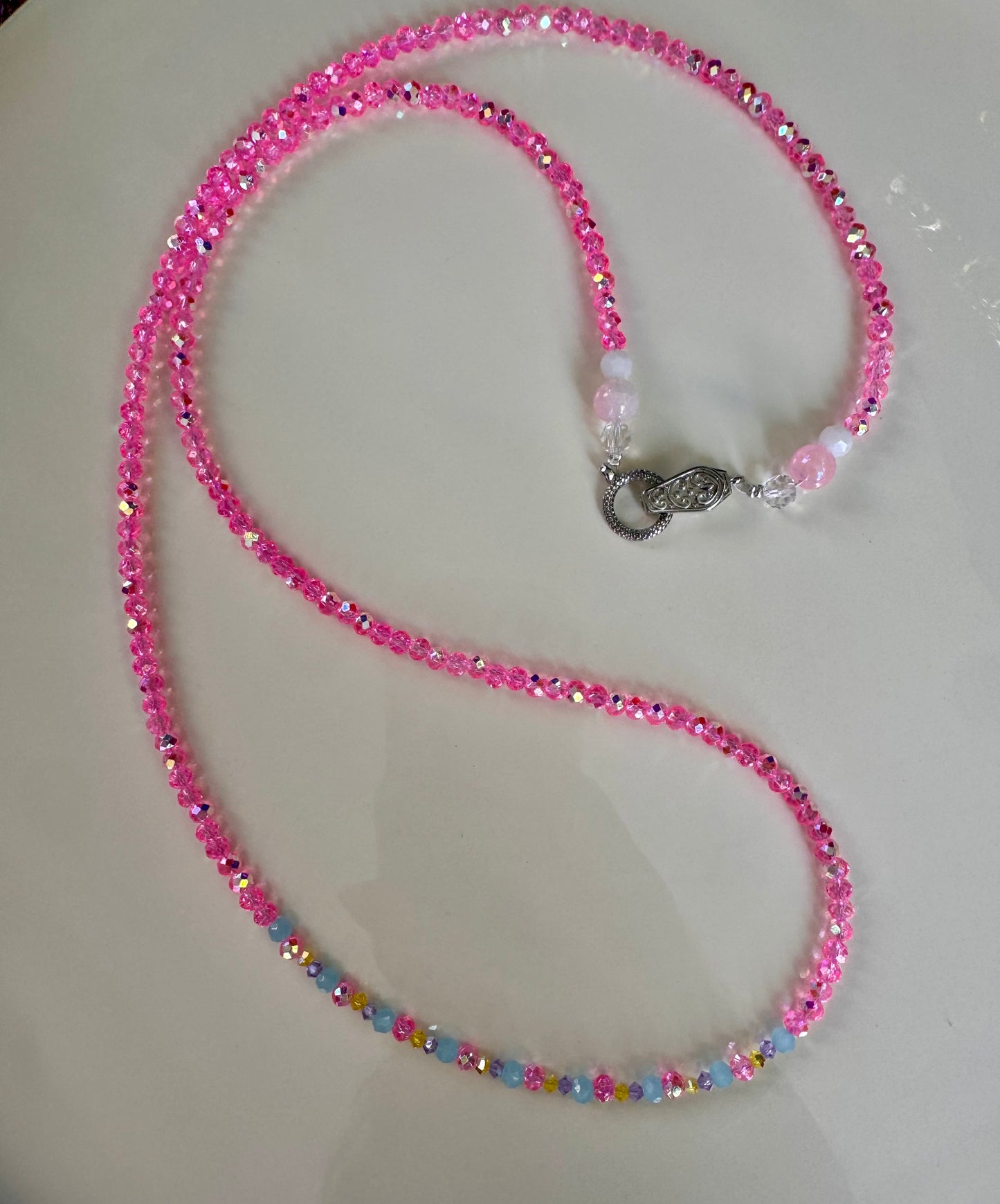 スワロフスキークリスタルを使用したハンドメイドのビーズネックレス