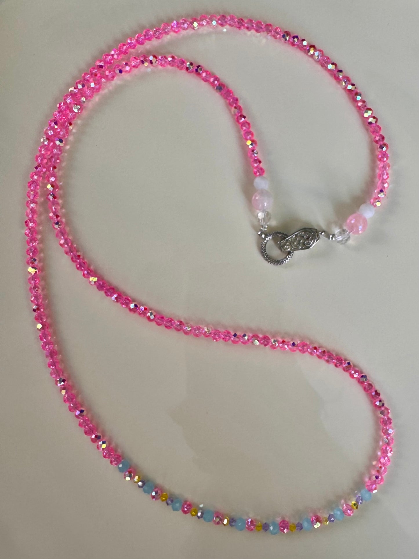 スワロフスキークリスタルを使用したハンドメイドのビーズネックレス