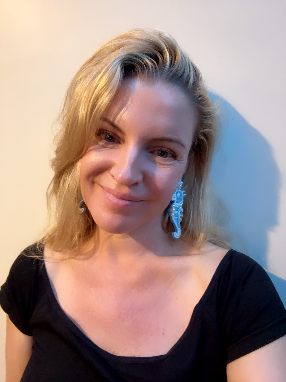 Boucles d'oreilles en perles de rocaille en forme d'hippocampe bleu faites à la main