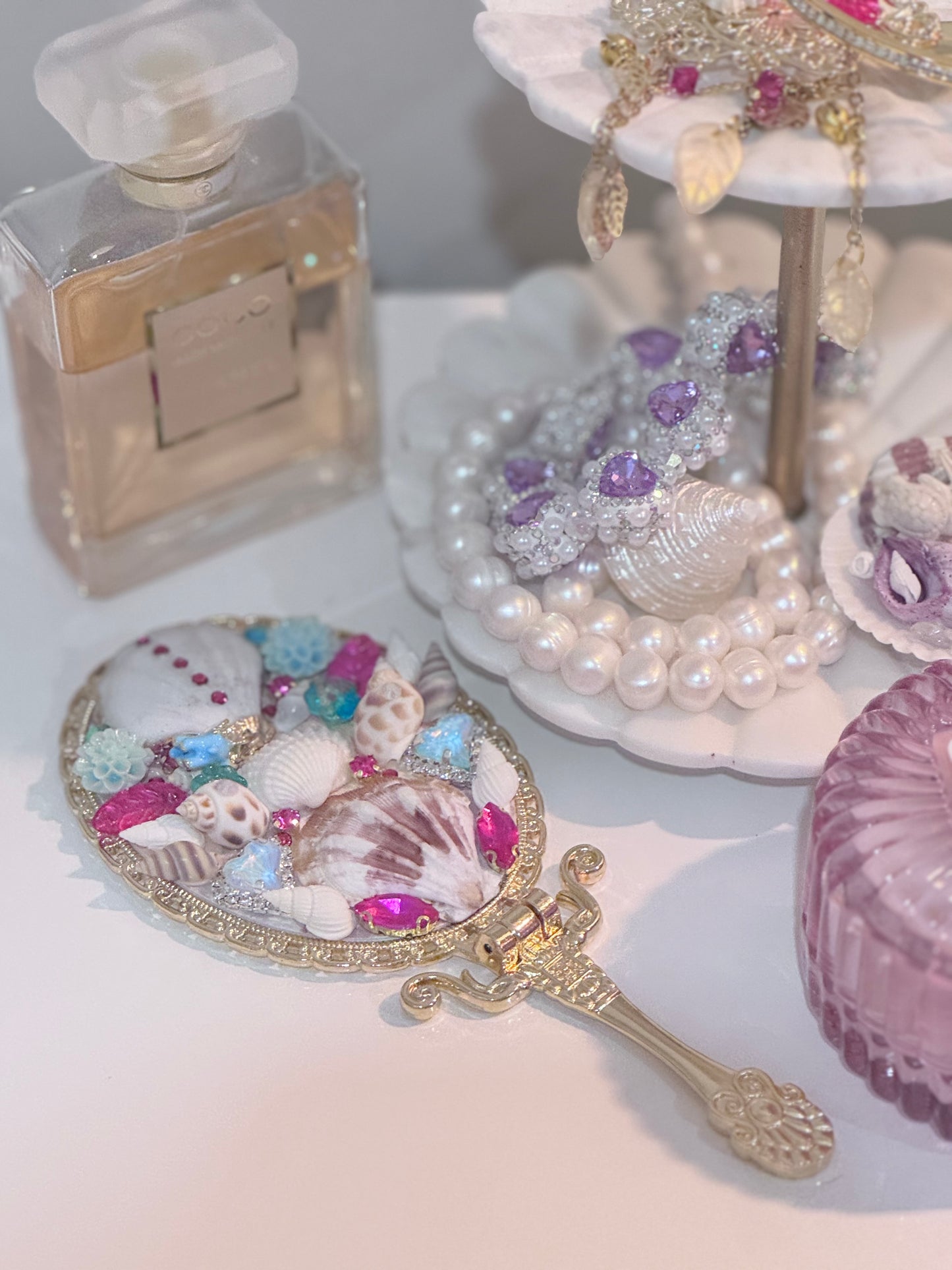 'Etty's Electric Bloom' – Guild Gold Seashell Mirror