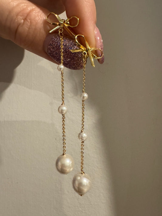 Boucles d'oreilles faites main en or avec perles et nœuds