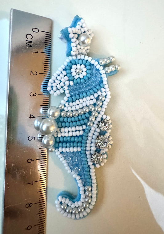 Boucles d'oreilles en perles de rocaille en forme d'hippocampe bleu faites à la main