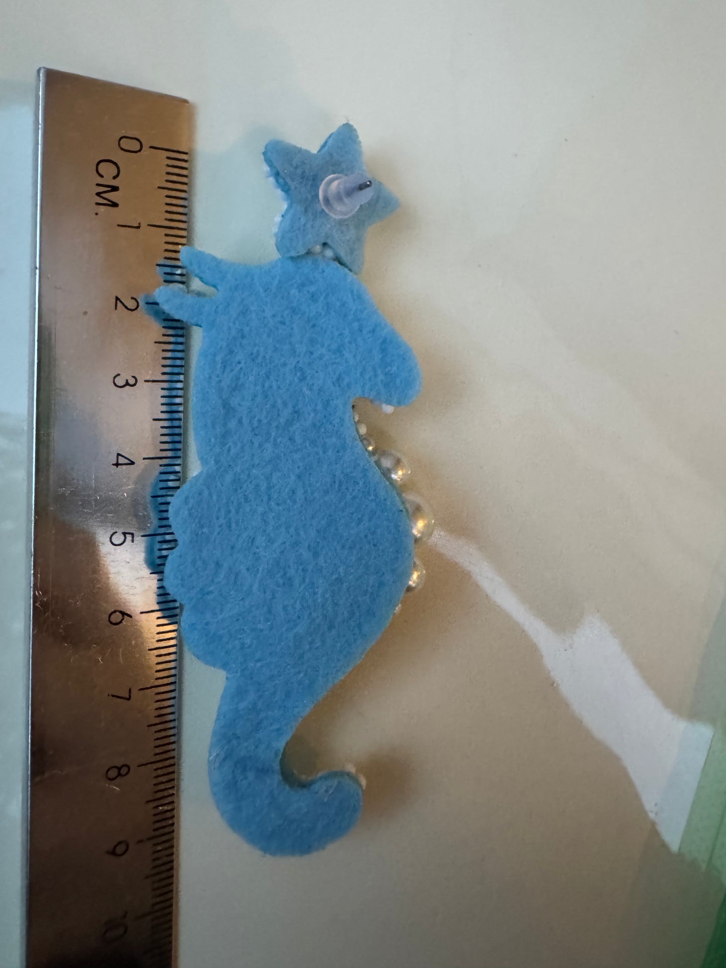 Boucles d'oreilles en perles de rocaille en forme d'hippocampe bleu faites à la main