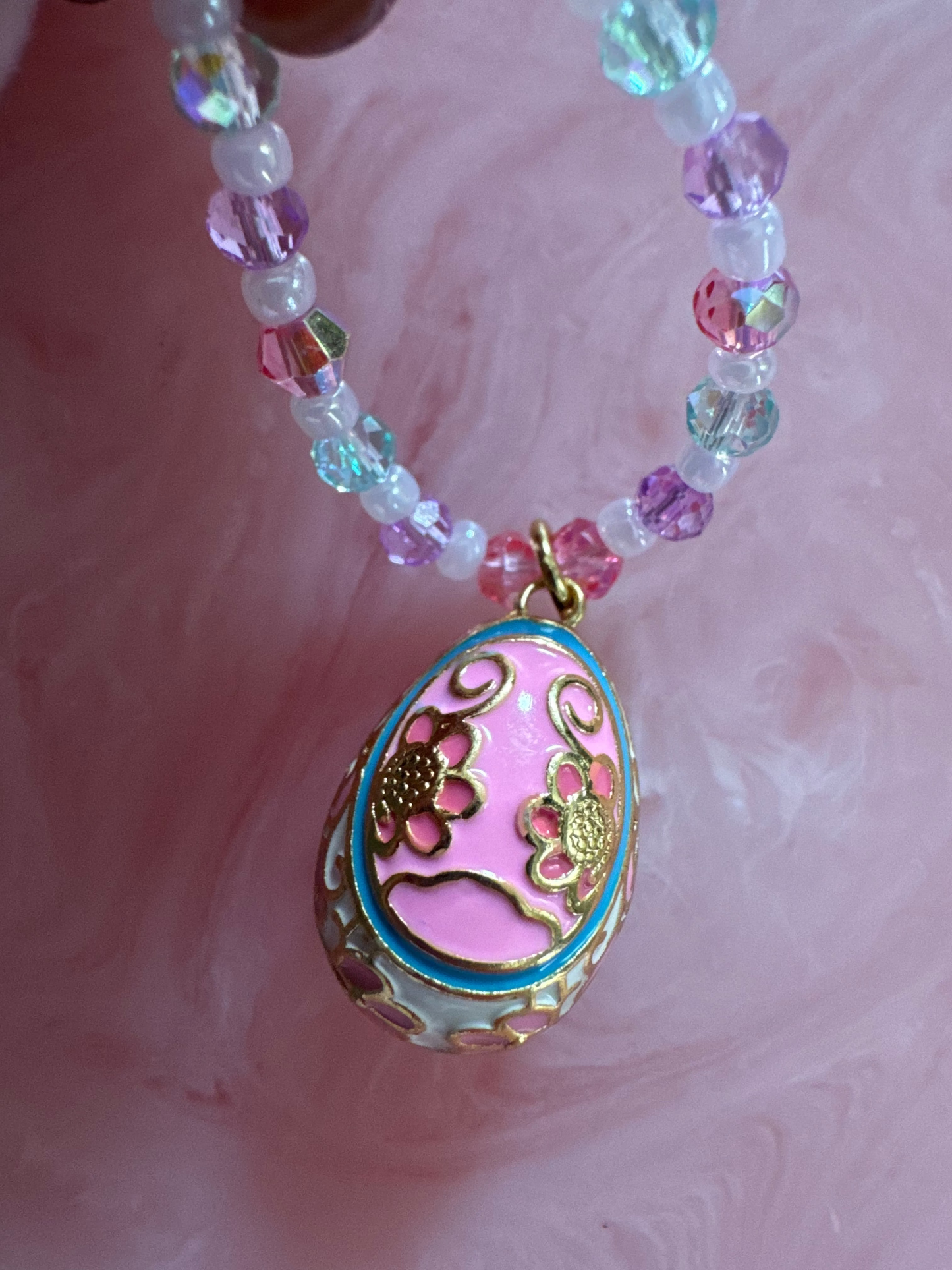 スワロフスキークリスタルを使用したハンドメイドのビーズネックレス