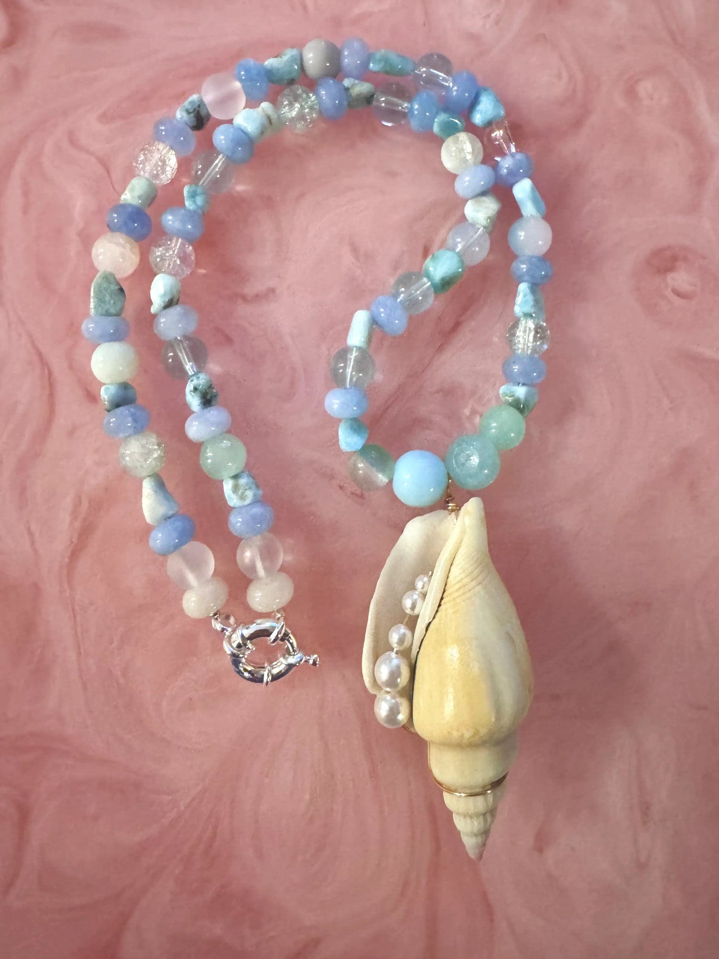 スワロフスキークリスタルを使用したハンドメイドのビーズネックレス