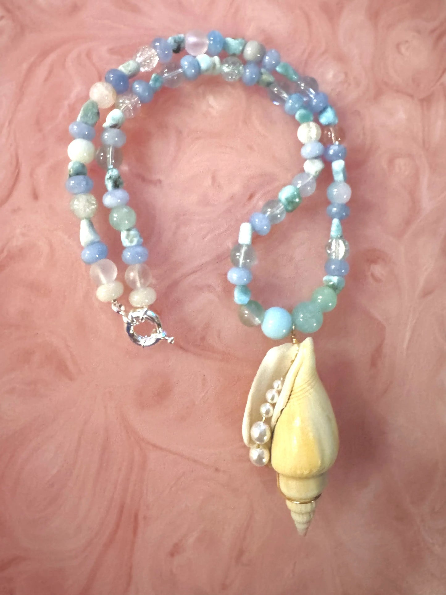 スワロフスキークリスタルを使用したハンドメイドのビーズネックレス