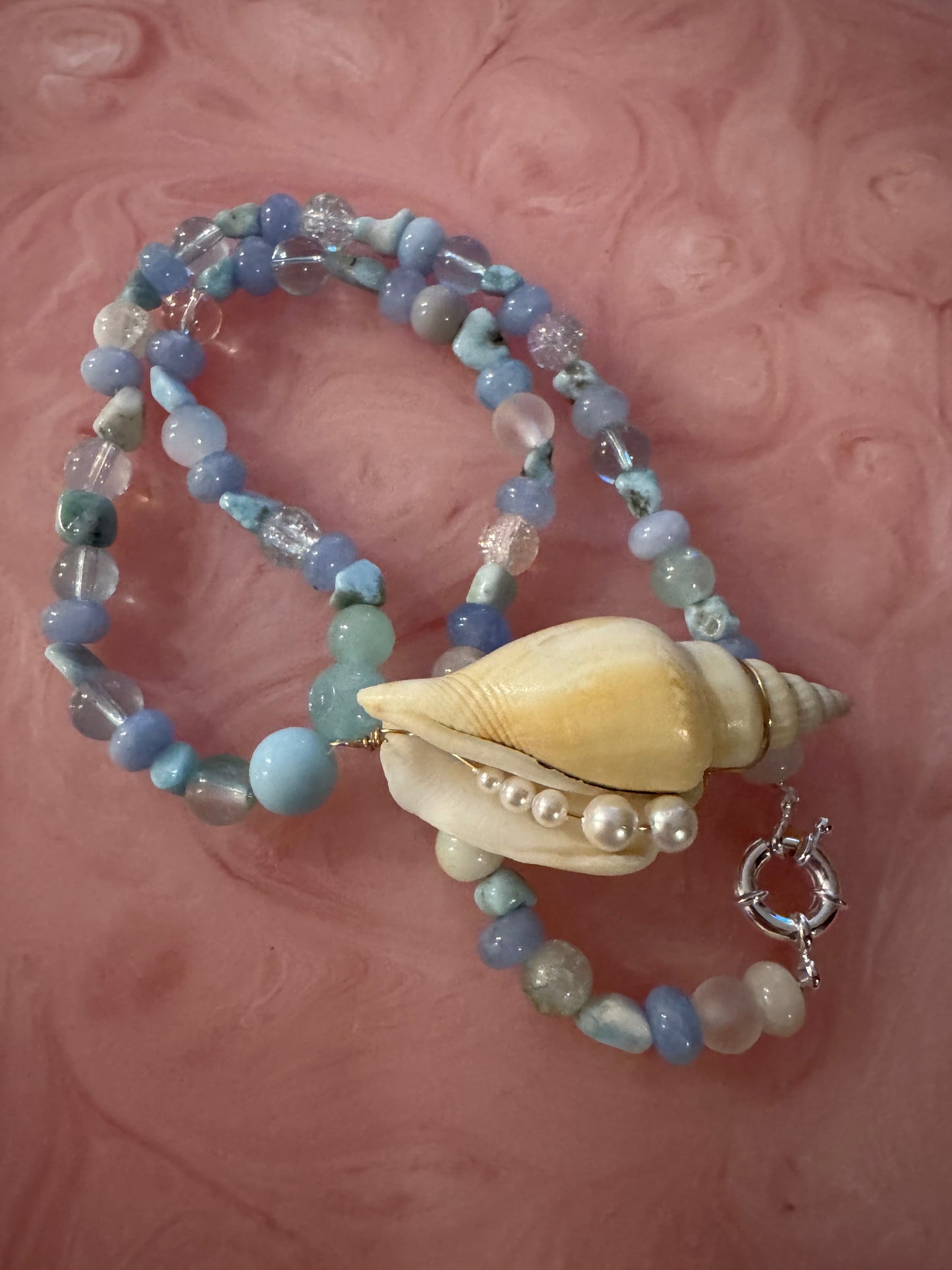 スワロフスキークリスタルを使用したハンドメイドのビーズネックレス