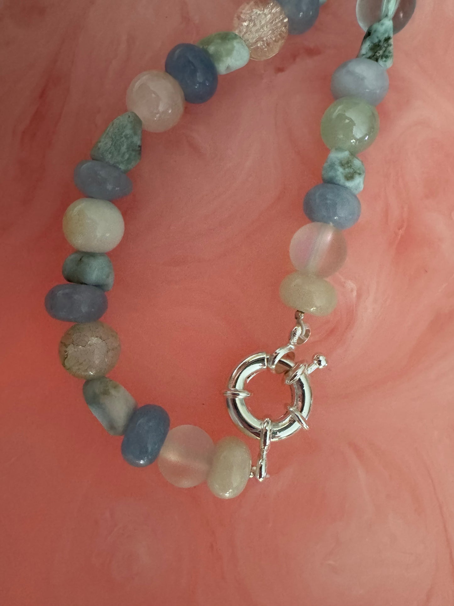 スワロフスキークリスタルを使用したハンドメイドのビーズネックレス