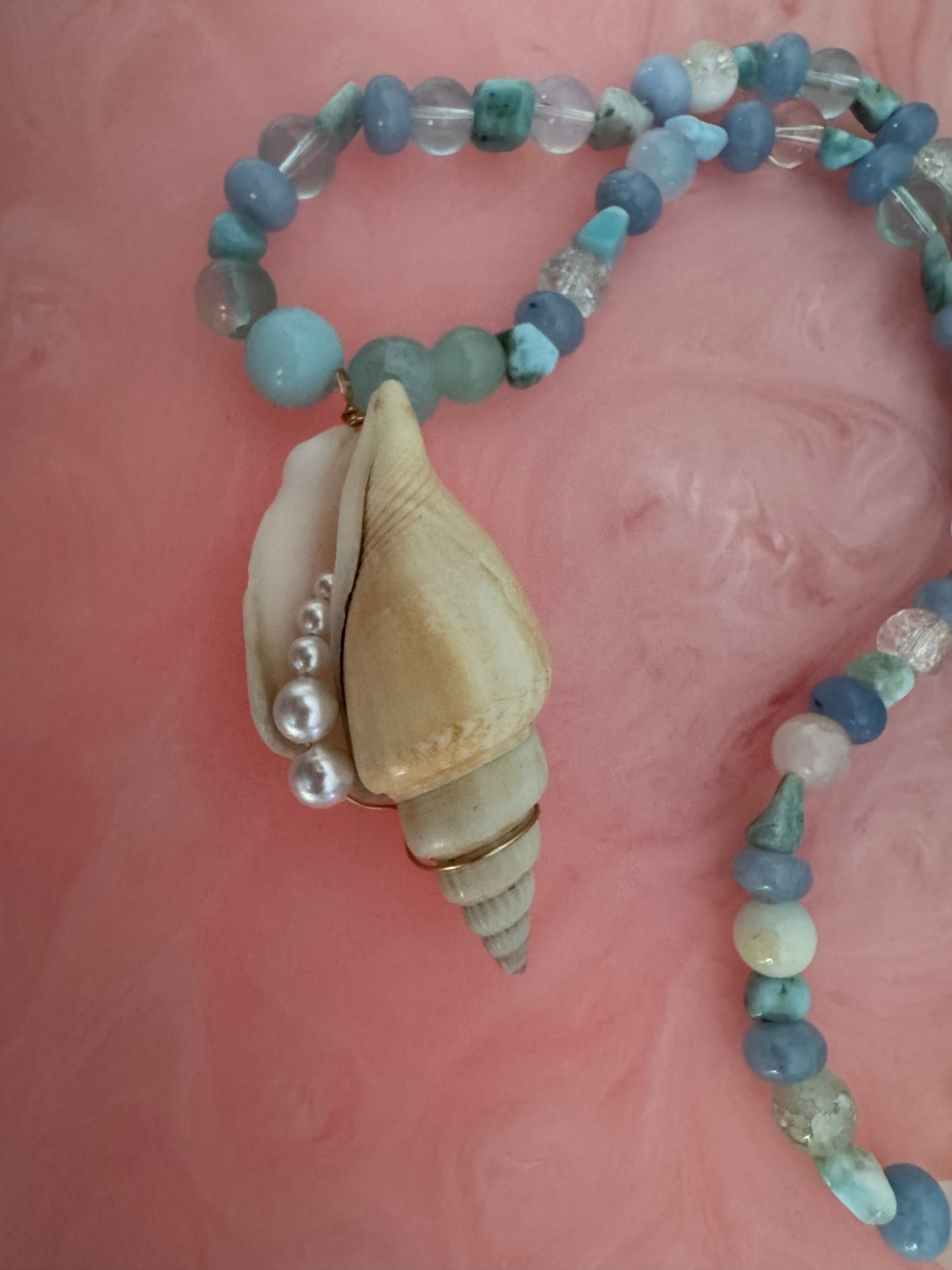 スワロフスキークリスタルを使用したハンドメイドのビーズネックレス