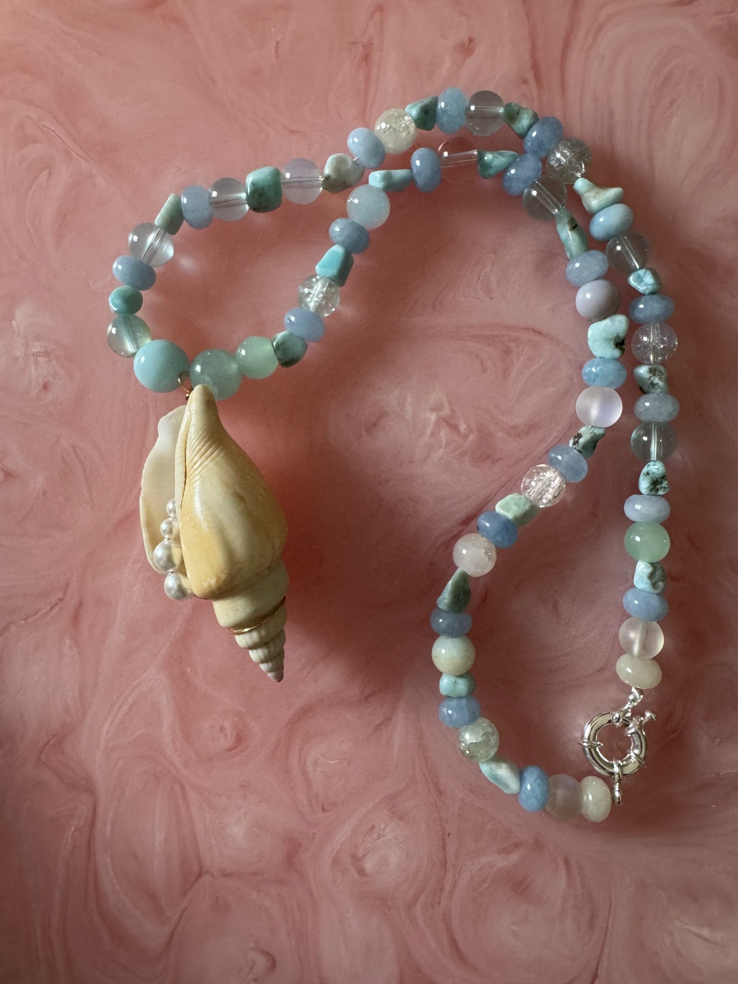 スワロフスキークリスタルを使用したハンドメイドのビーズネックレス