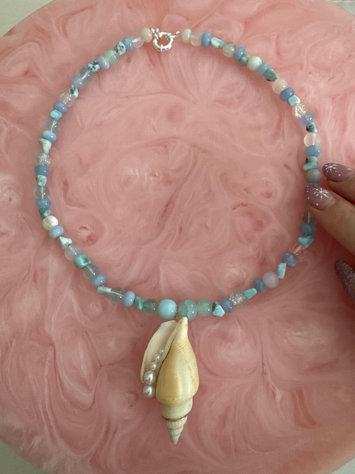 スワロフスキークリスタルを使用したハンドメイドのビーズネックレス