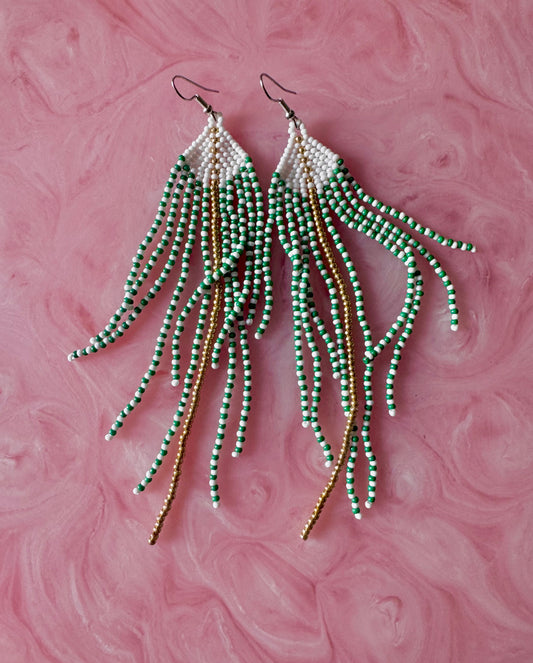 Boucles d'oreilles chandelier en perles de rocaille orange et blanches faites à la main