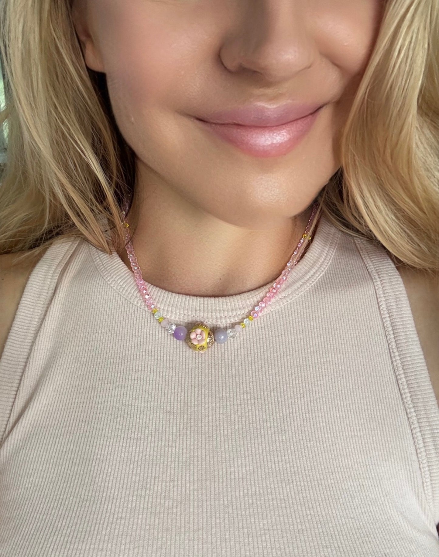 スワロフスキークリスタルを使用したハンドメイドのビーズネックレス