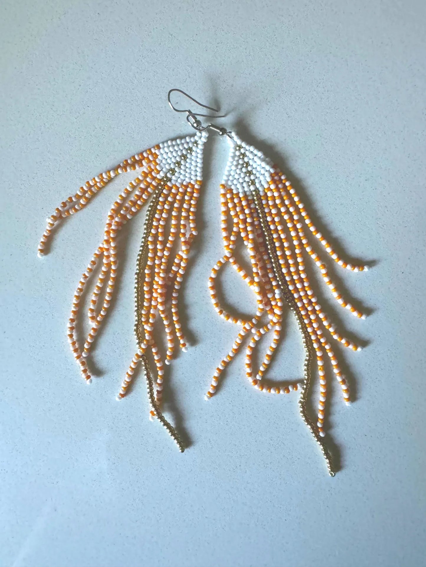 Boucles d'oreilles chandelier artisanales en perles de rocaille orange et blanc oursin