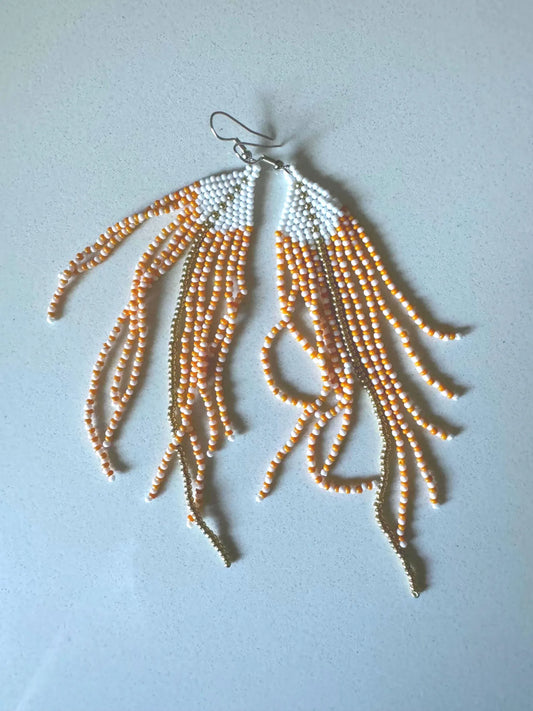 Boucles d'oreilles chandelier artisanales en perles de rocaille orange et blanc oursin