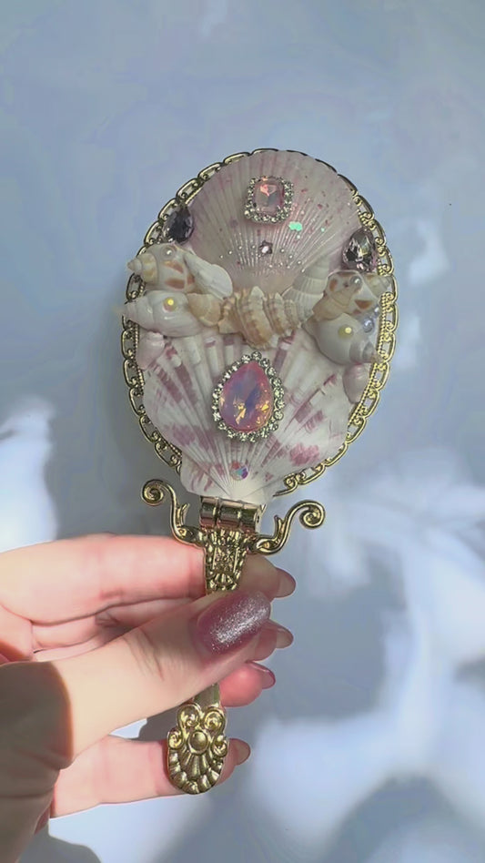 « La Coiffeuse de la Sirène » – Miroir Coquillage Doré